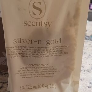Scentsy Silver-n-Gold Bath Soak with Golden and Silver Hues